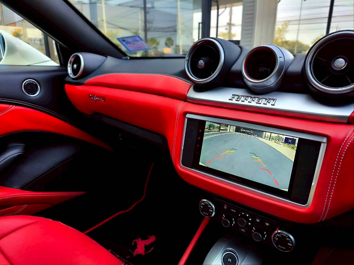 2015 Ferrari California T สีขาว (รูปที่ 5)