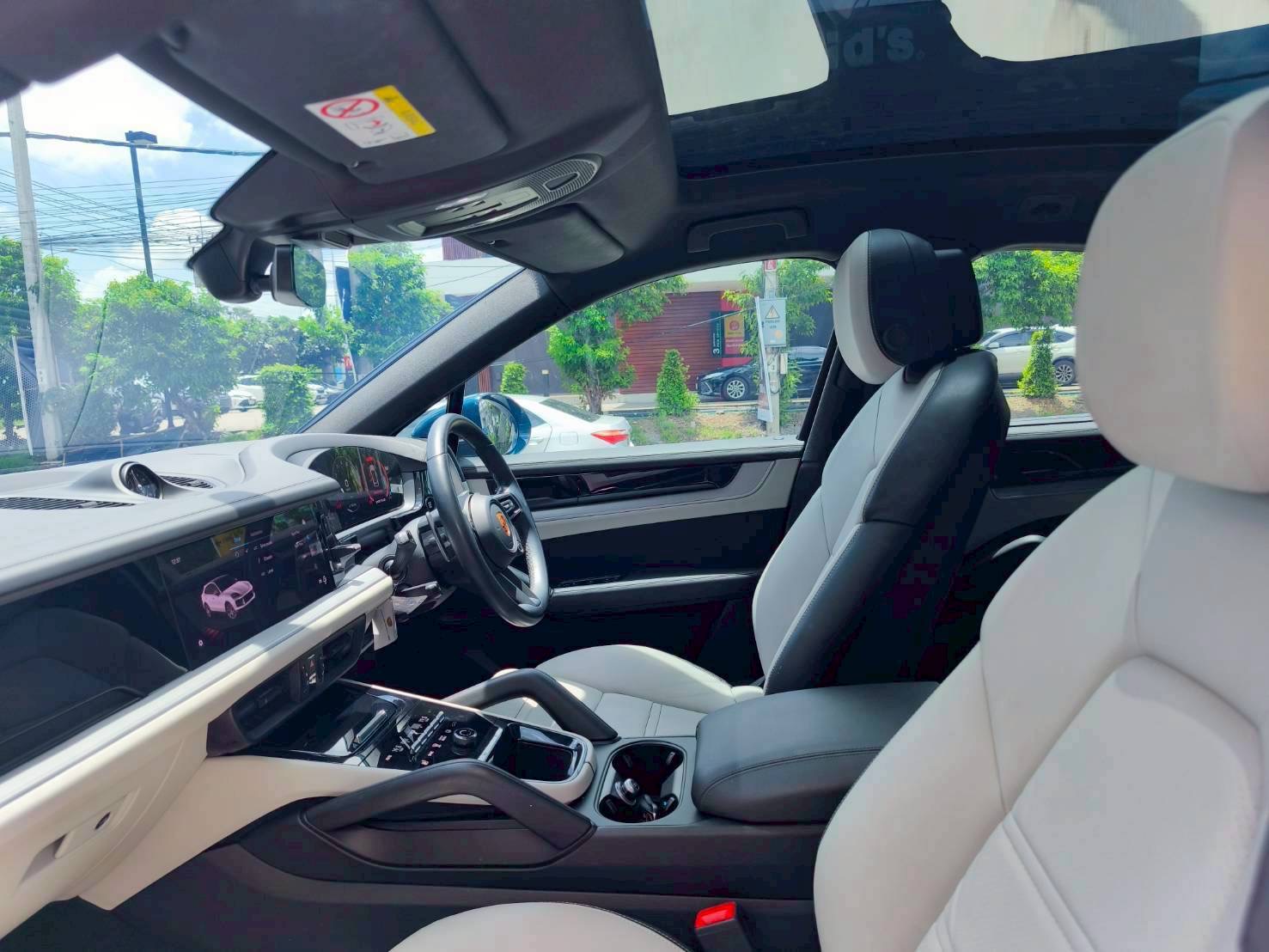 2025 Porsche Cayenne E-Hybrid สีฟ้า (รูปที่ 10)