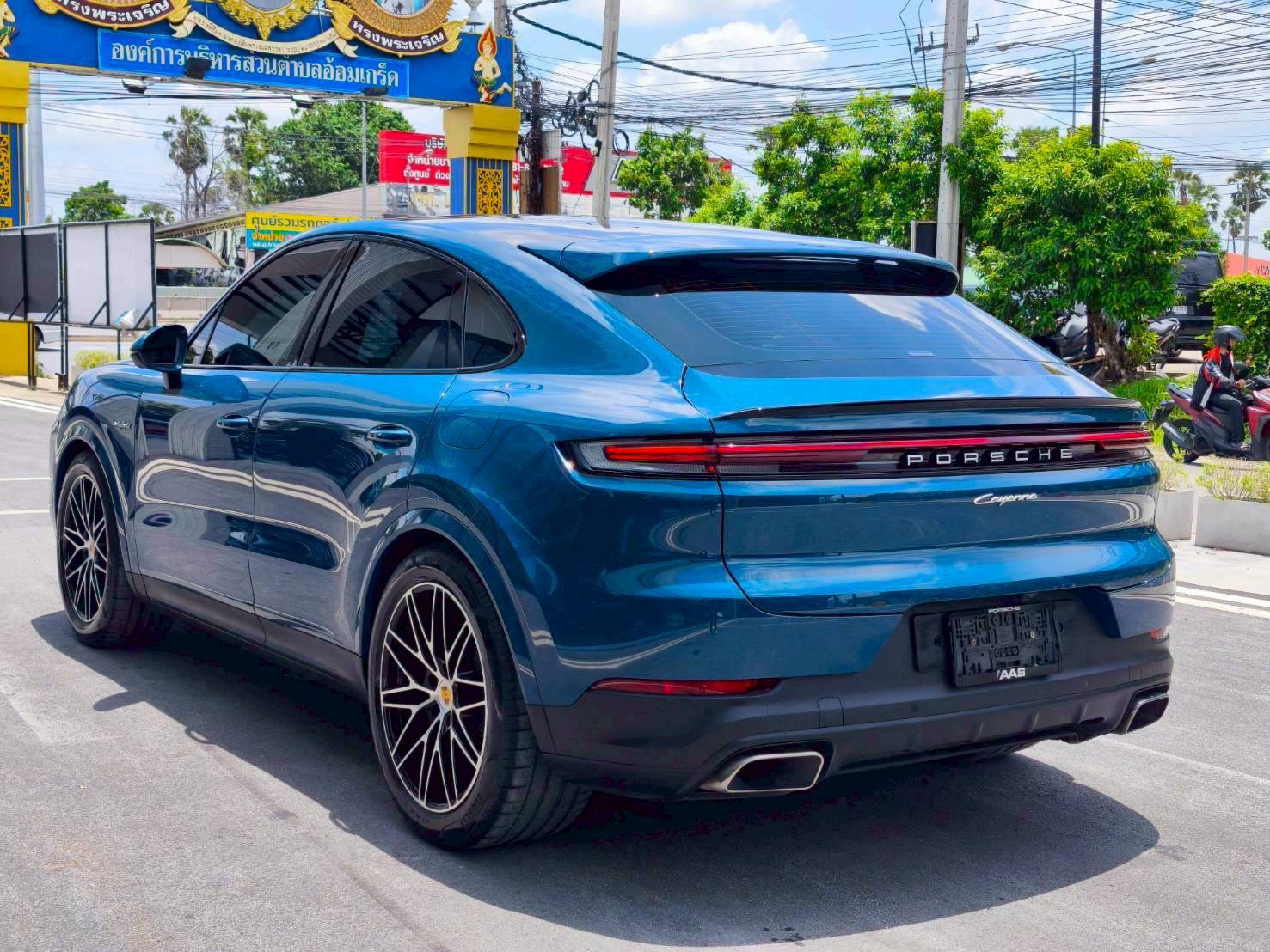 2025 Porsche Cayenne E-Hybrid สีฟ้า (รูปที่ 13)