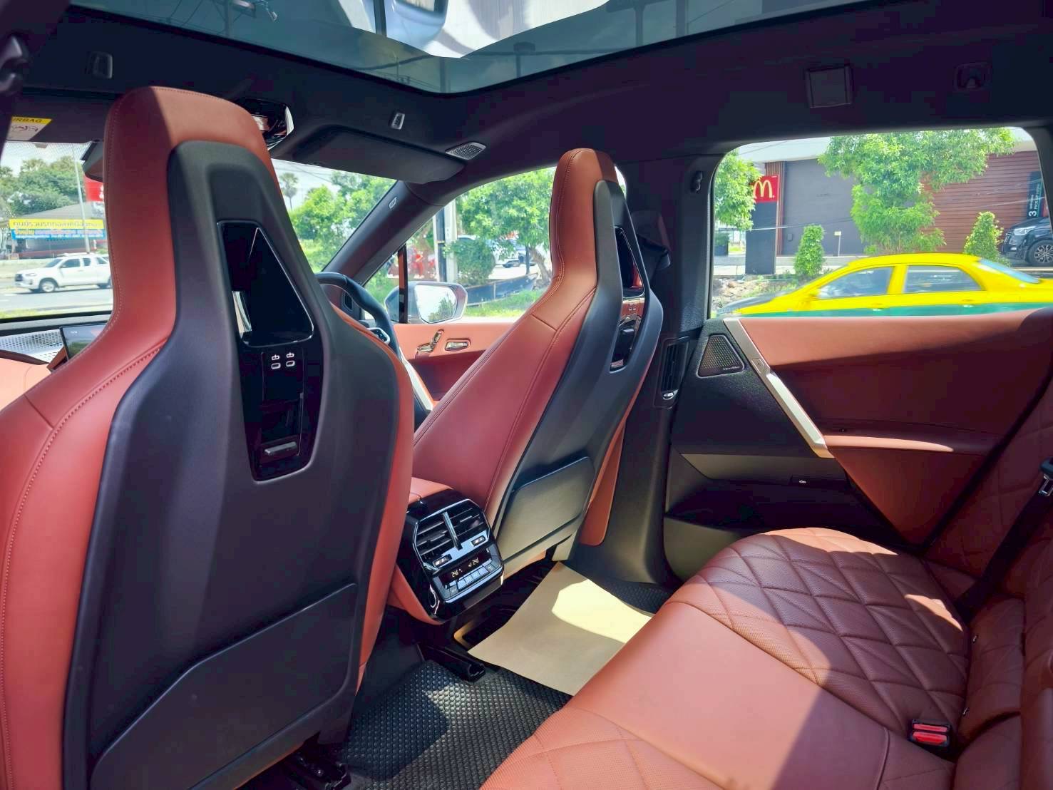 2023 BMW iX i20 สีเทา (รูปที่ 13)