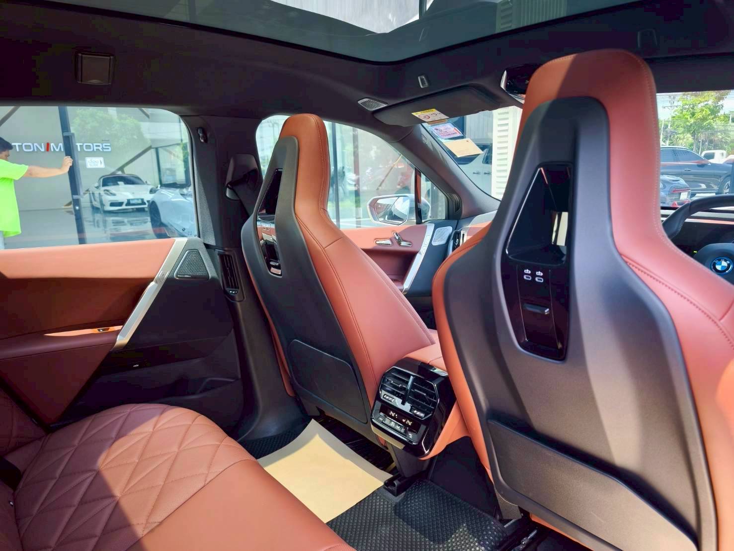 2023 BMW iX i20 สีเทา (รูปที่ 11)