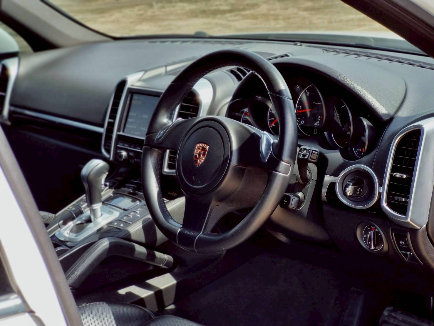 2014 Porsche Cayenne สีขาว (รูปที่ 11)