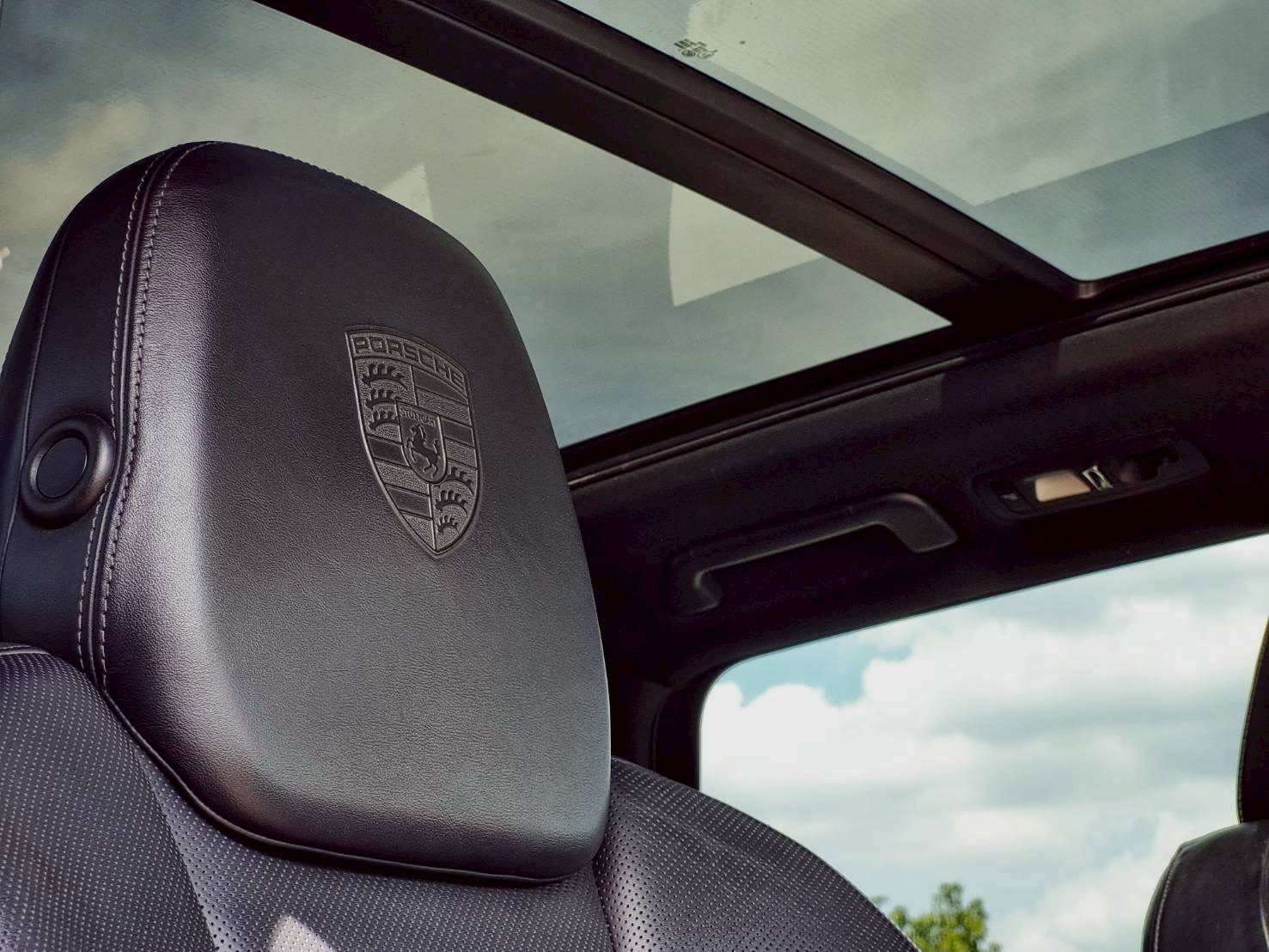 2014 Porsche Cayenne สีขาว (รูปที่ 12)
