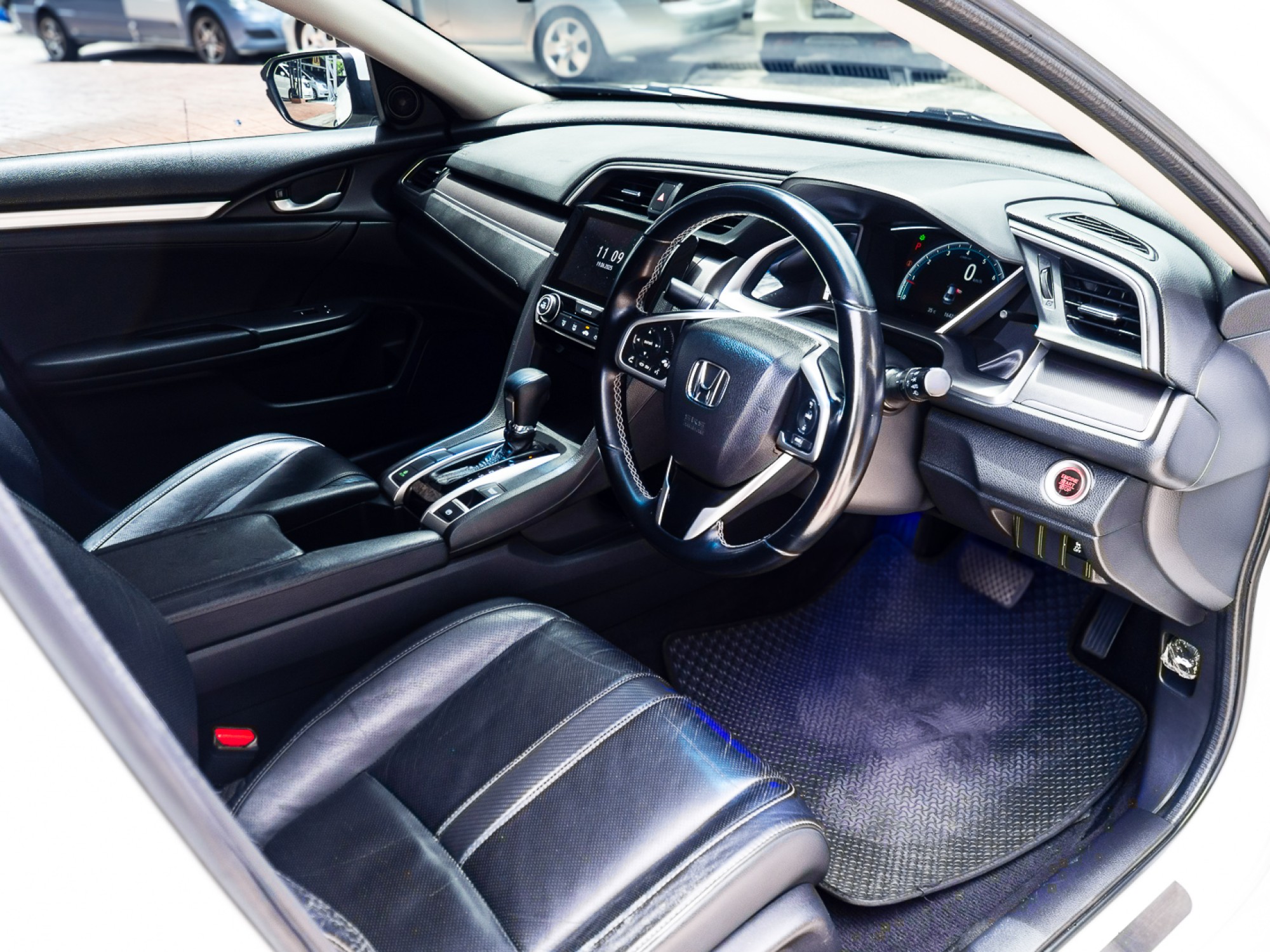 2018 Honda Civic Sedan สีขาว (รูปที่ 8)