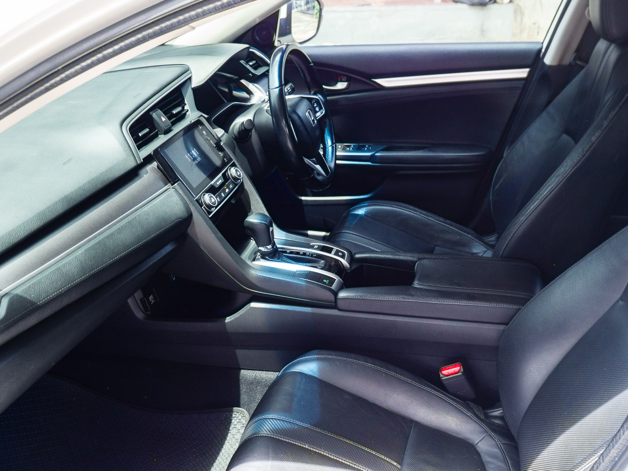 2018 Honda Civic Sedan สีขาว (รูปที่ 18)