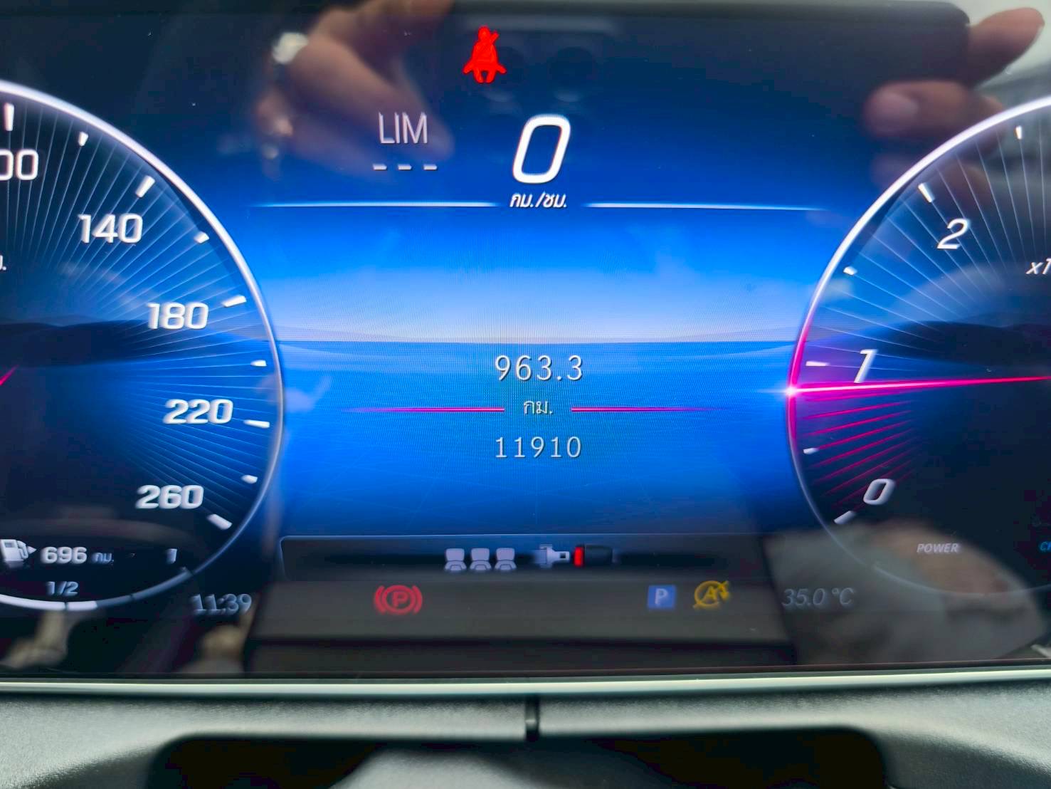 2024 Mercedes-Benz C-Class C 220 d AMG สีขาว (รูปที่ 15)