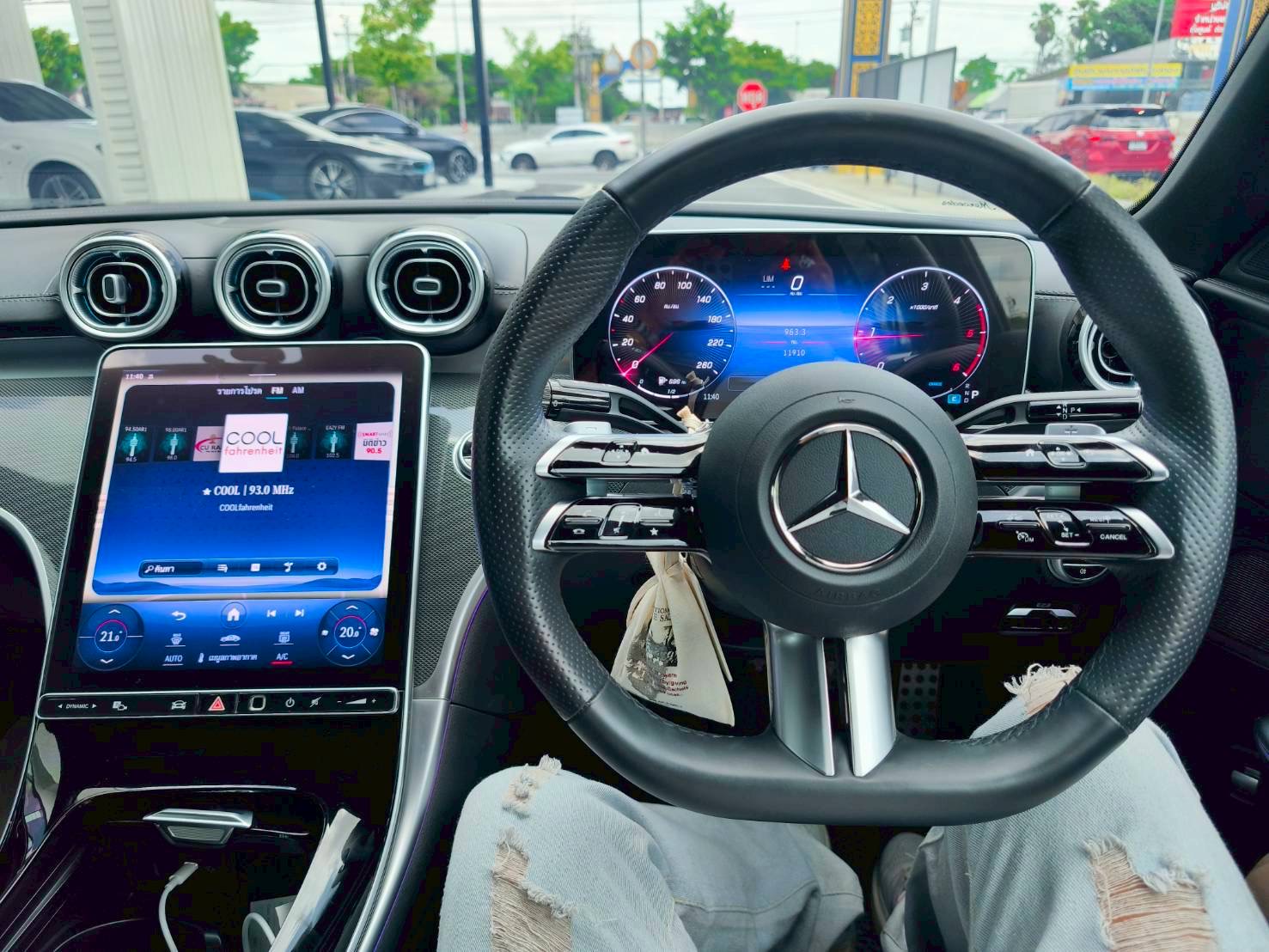 2024 Mercedes-Benz C-Class C 220 d AMG สีขาว (รูปที่ 9)