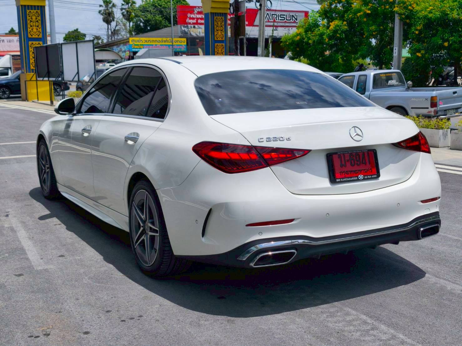 2024 Mercedes-Benz C-Class C 220 d AMG สีขาว (รูปที่ 6)