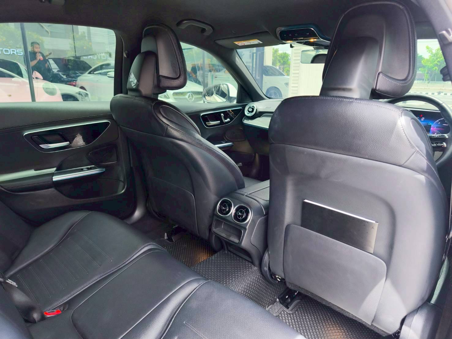 2024 Mercedes-Benz C-Class C 220 d AMG สีขาว (รูปที่ 4)