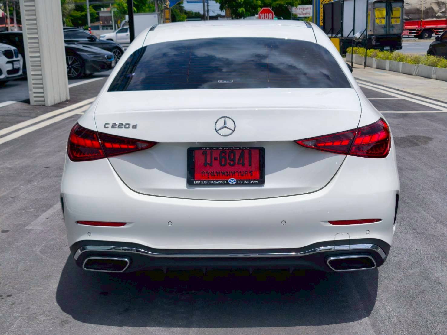 2024 Mercedes-Benz C-Class C 220 d AMG สีขาว (รูปที่ 8)