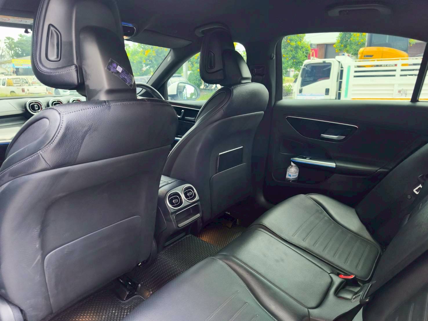 2024 Mercedes-Benz C-Class C 220 d AMG สีขาว (รูปที่ 5)