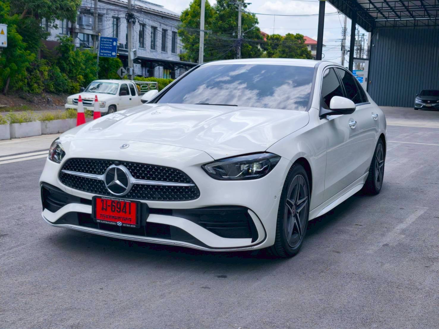2024 Mercedes-Benz C-Class C 220 d AMG สีขาว (รูปที่ 11)