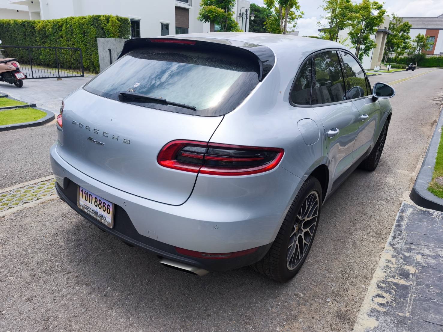 2018 Porsche Macan สีเทา (รูปที่ 8)