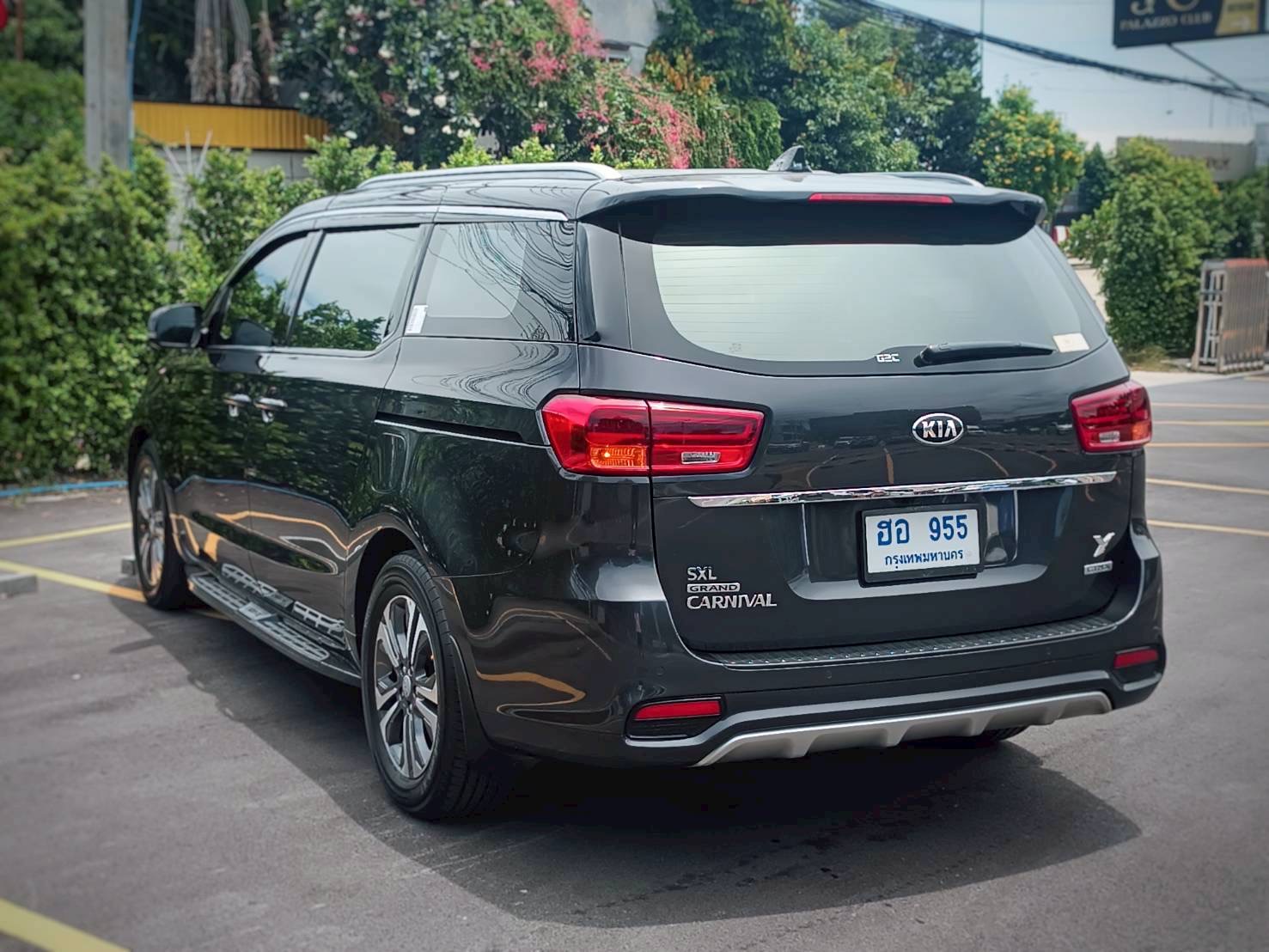 2018 Kia Grand Carnival สีเทา (รูปที่ 6)