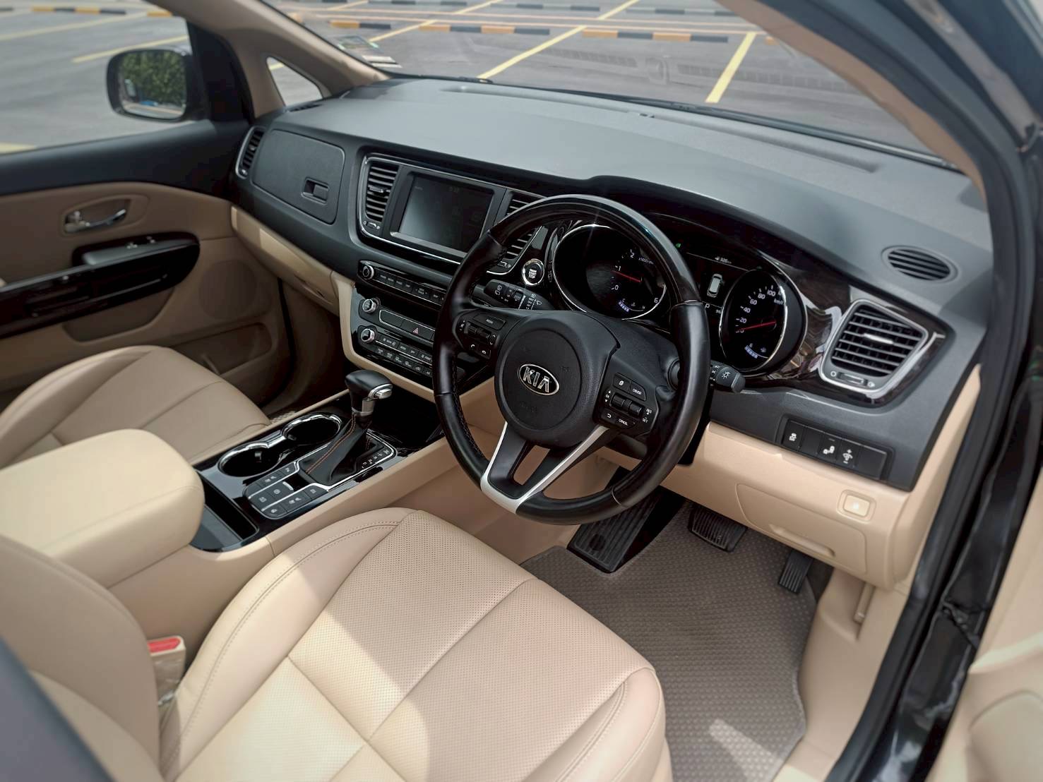 2018 Kia Grand Carnival สีเทา (รูปที่ 9)