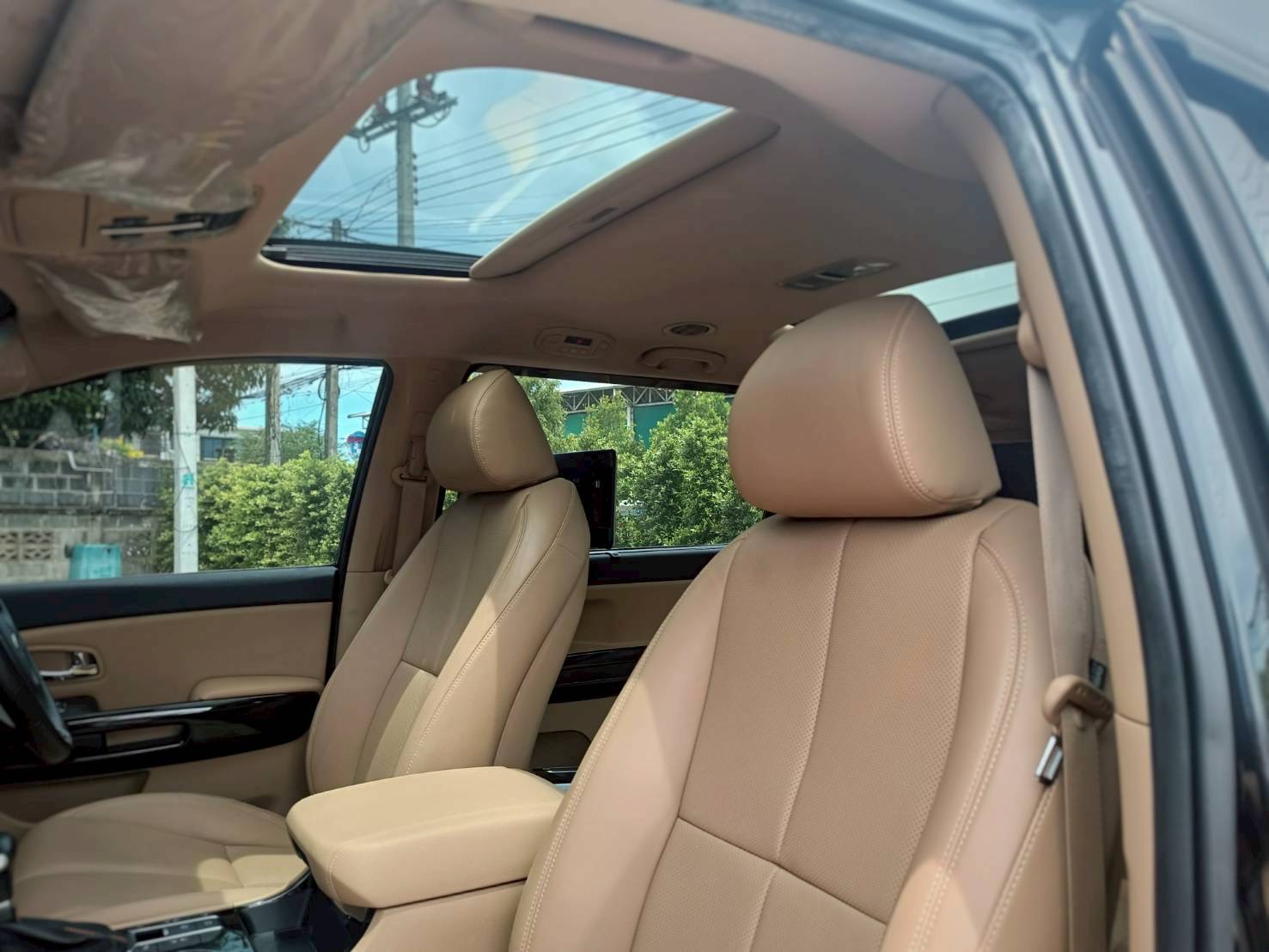 2018 Kia Grand Carnival สีเทา (รูปที่ 8)