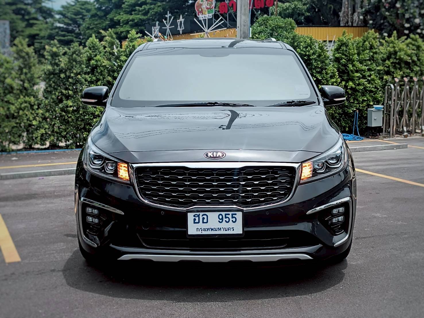 2018 Kia Grand Carnival สีเทา (รูปที่ 3)