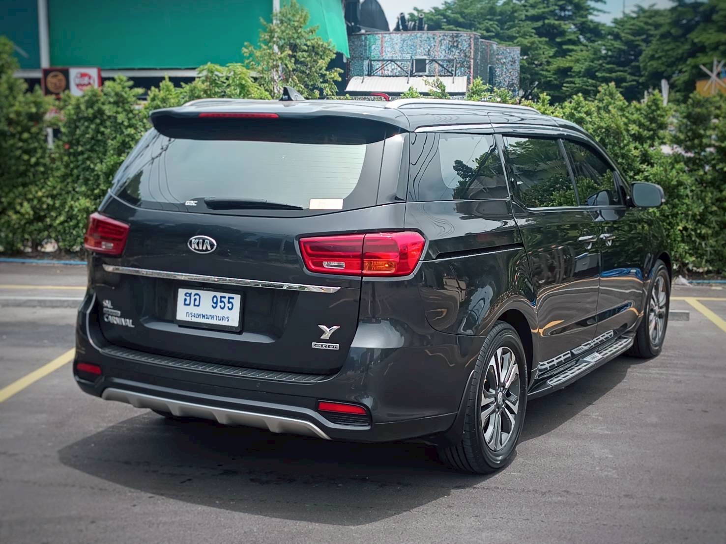 2018 Kia Grand Carnival สีเทา (รูปที่ 4)