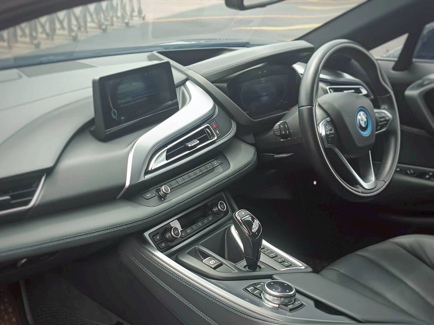 2014 BMW i8 สีเทา (รูปที่ 6)