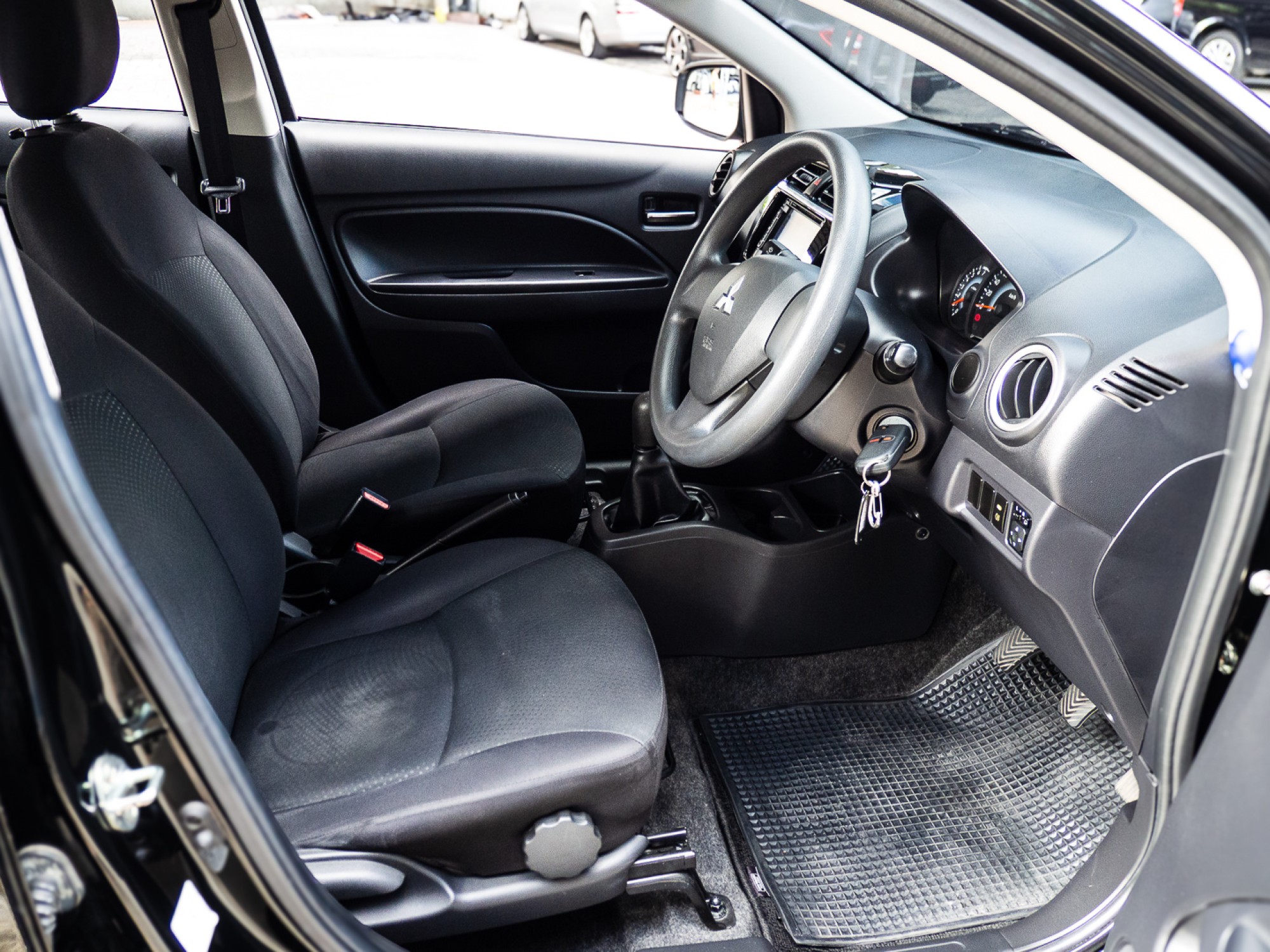 2014 Mitsubishi Attrage สีดำ (รูปที่ 17)