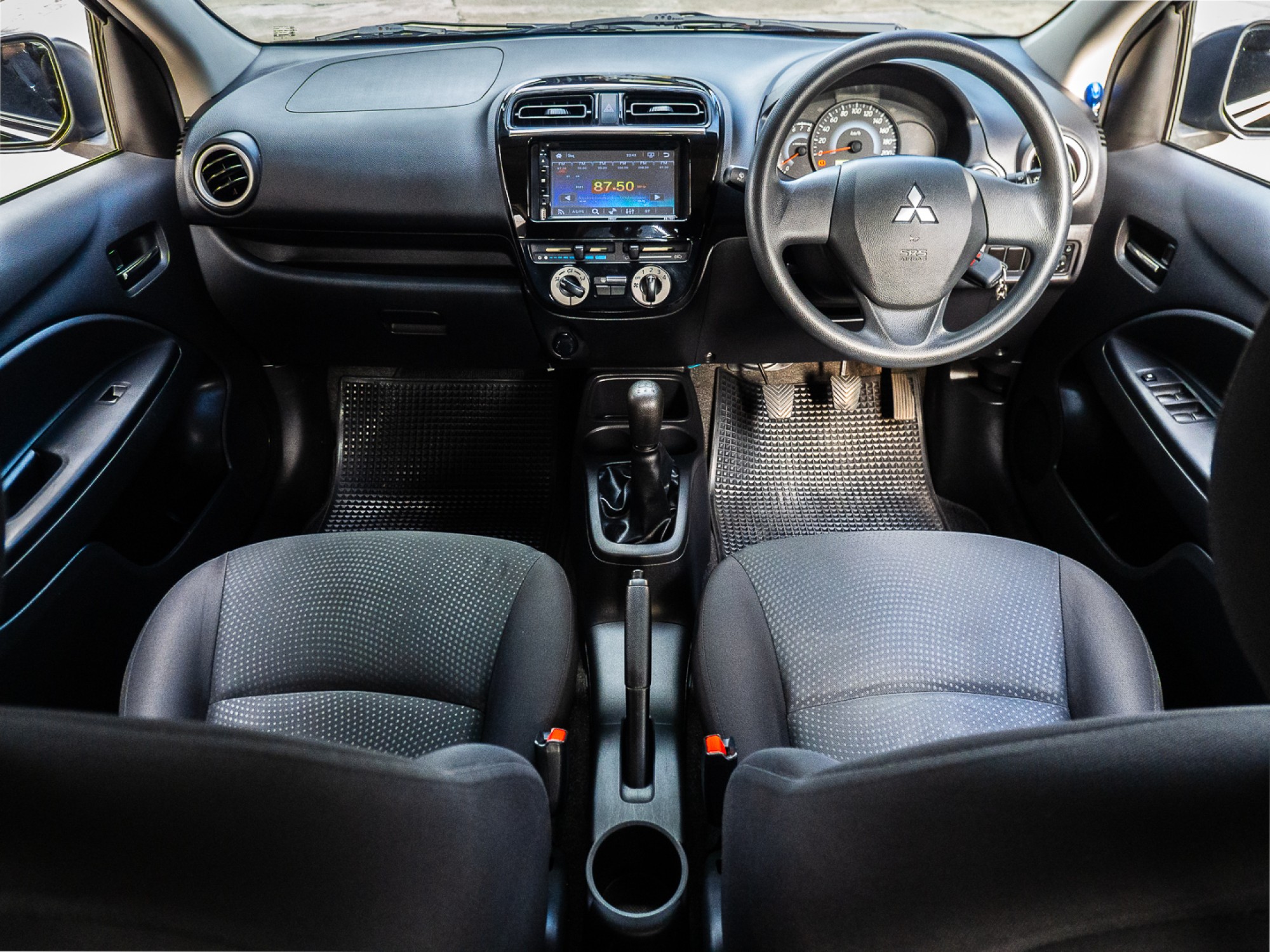 2014 Mitsubishi Attrage สีดำ (รูปที่ 14)