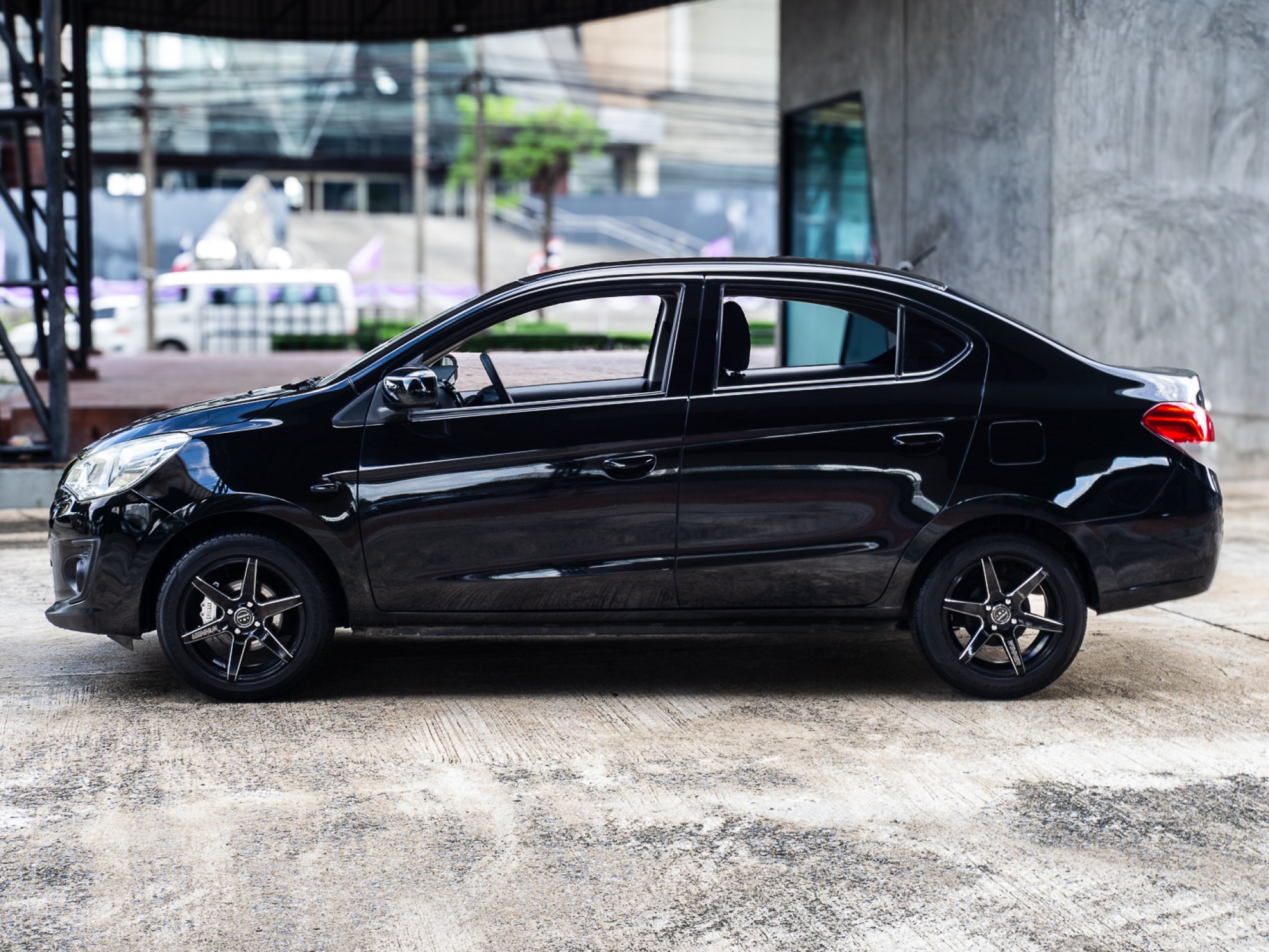 2014 Mitsubishi Attrage สีดำ (รูปที่ 4)