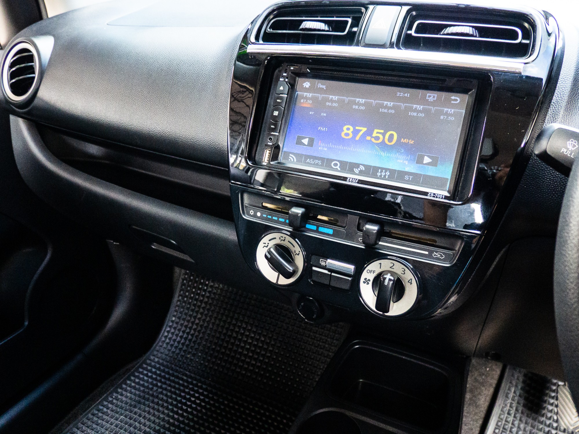 2014 Mitsubishi Attrage สีดำ (รูปที่ 20)