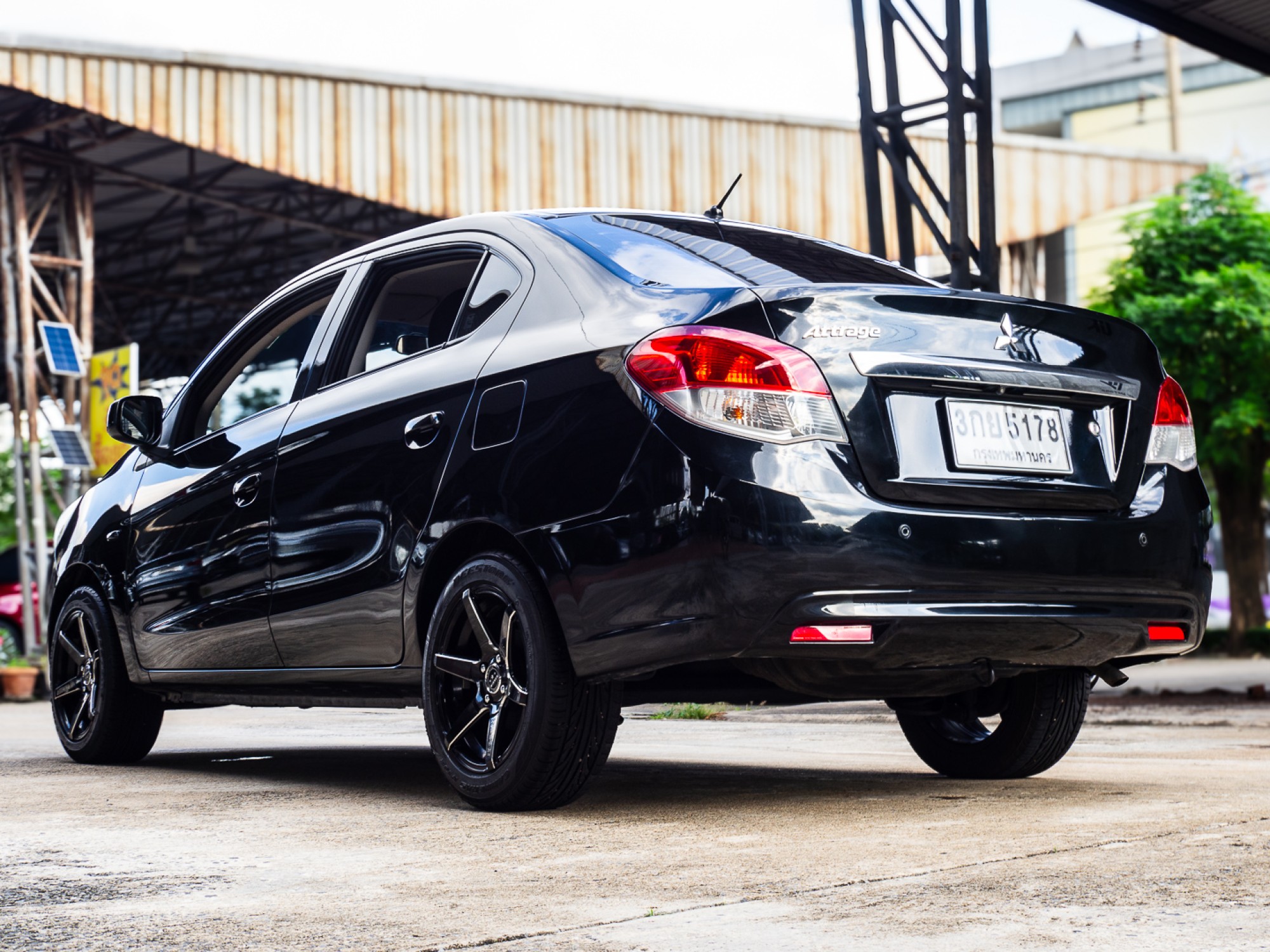 2014 Mitsubishi Attrage สีดำ (รูปที่ 5)