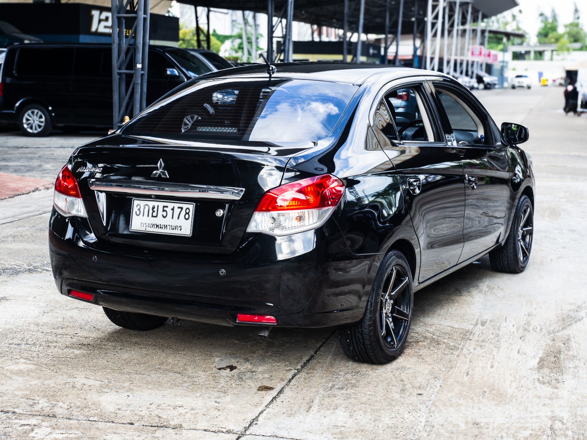 2014 Mitsubishi Attrage สีดำ (รูปที่ 9)