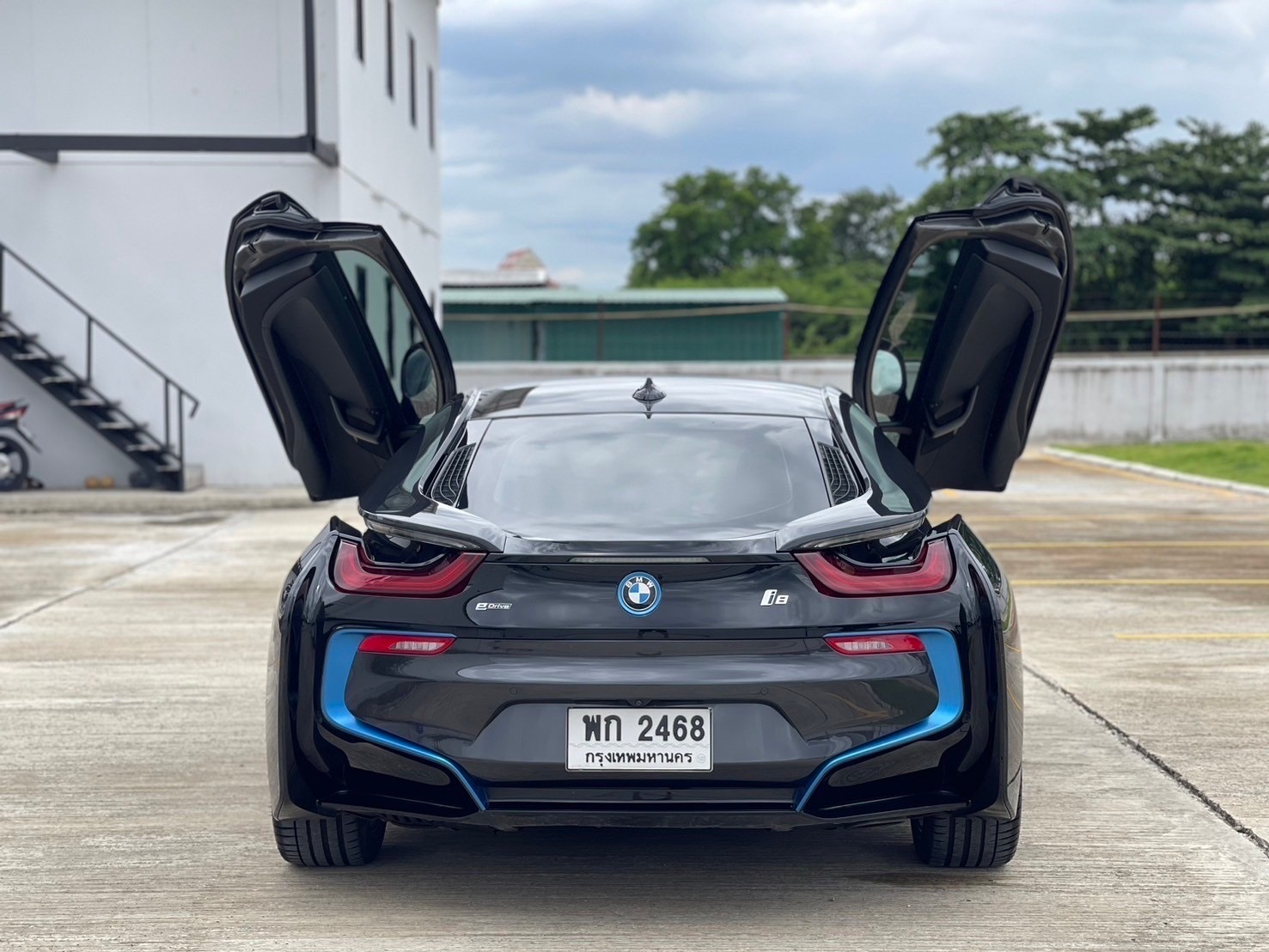 2014 BMW i8 สีเทา (รูปที่ 17)
