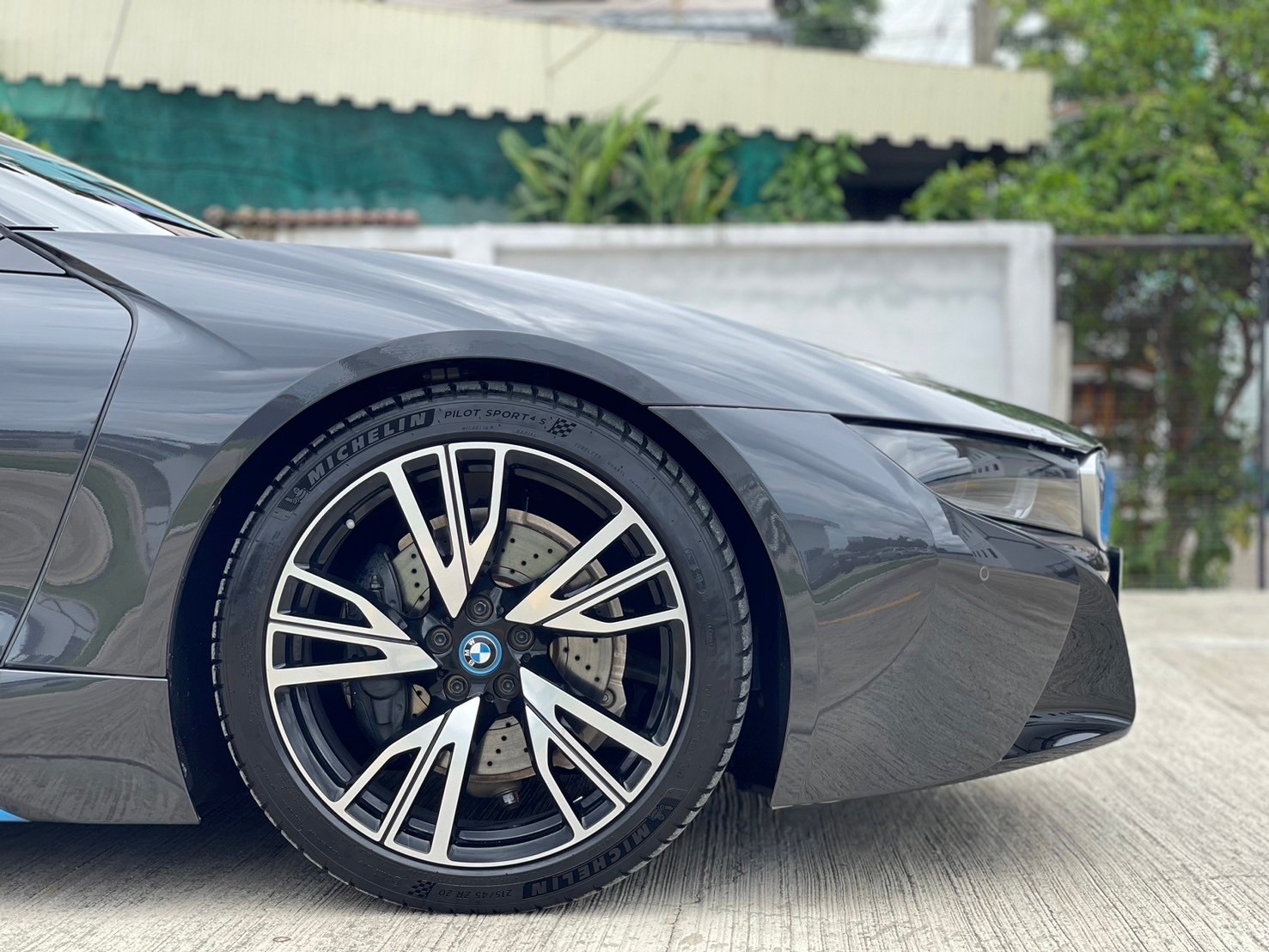 2014 BMW i8 สีเทา (รูปที่ 19)
