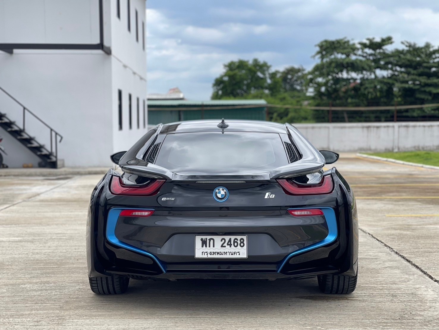 2014 BMW i8 สีเทา (รูปที่ 13)