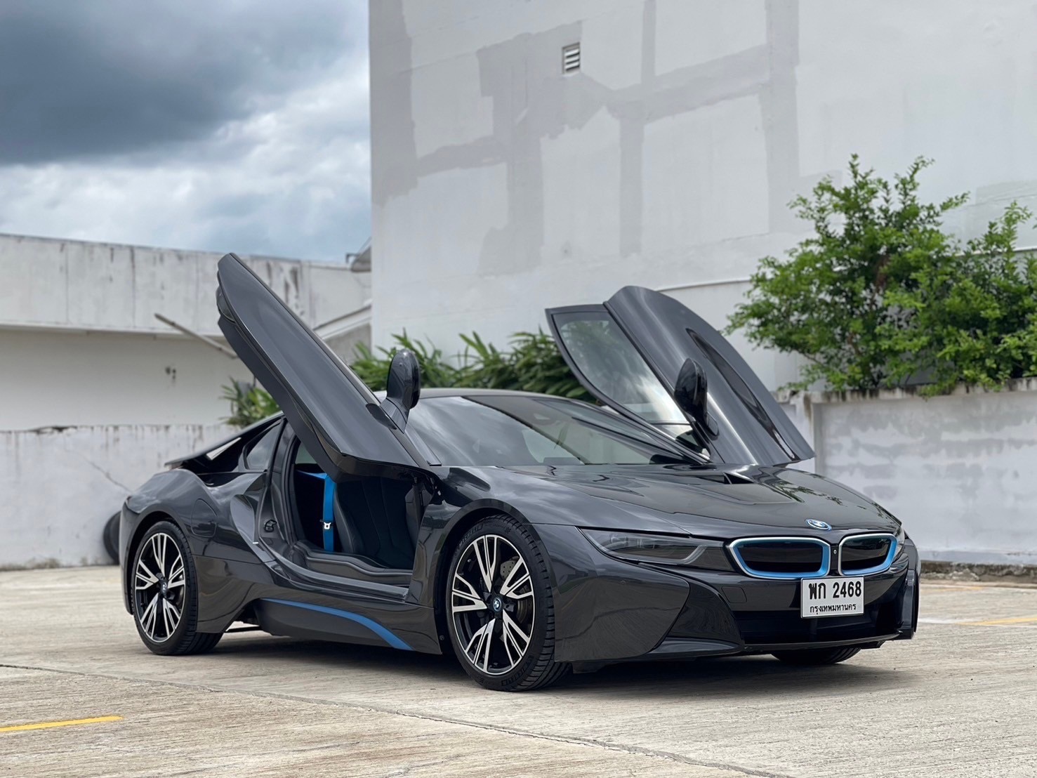 2014 BMW i8 สีเทา (รูปที่ 2)