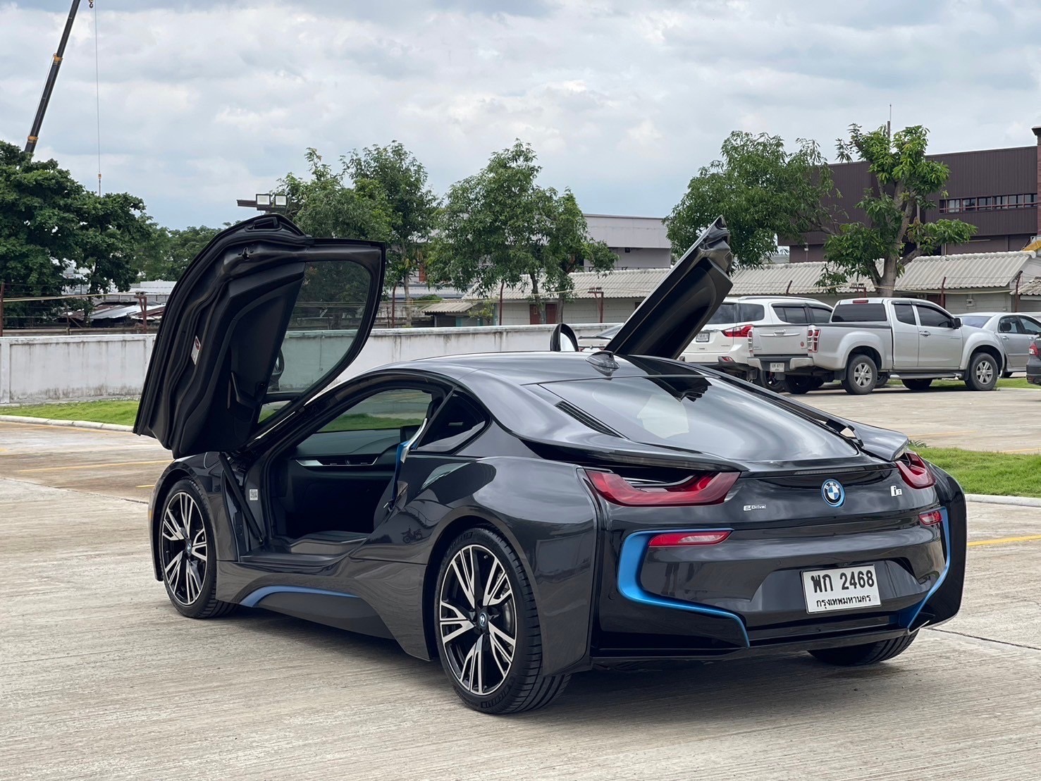 2014 BMW i8 สีเทา (รูปที่ 16)