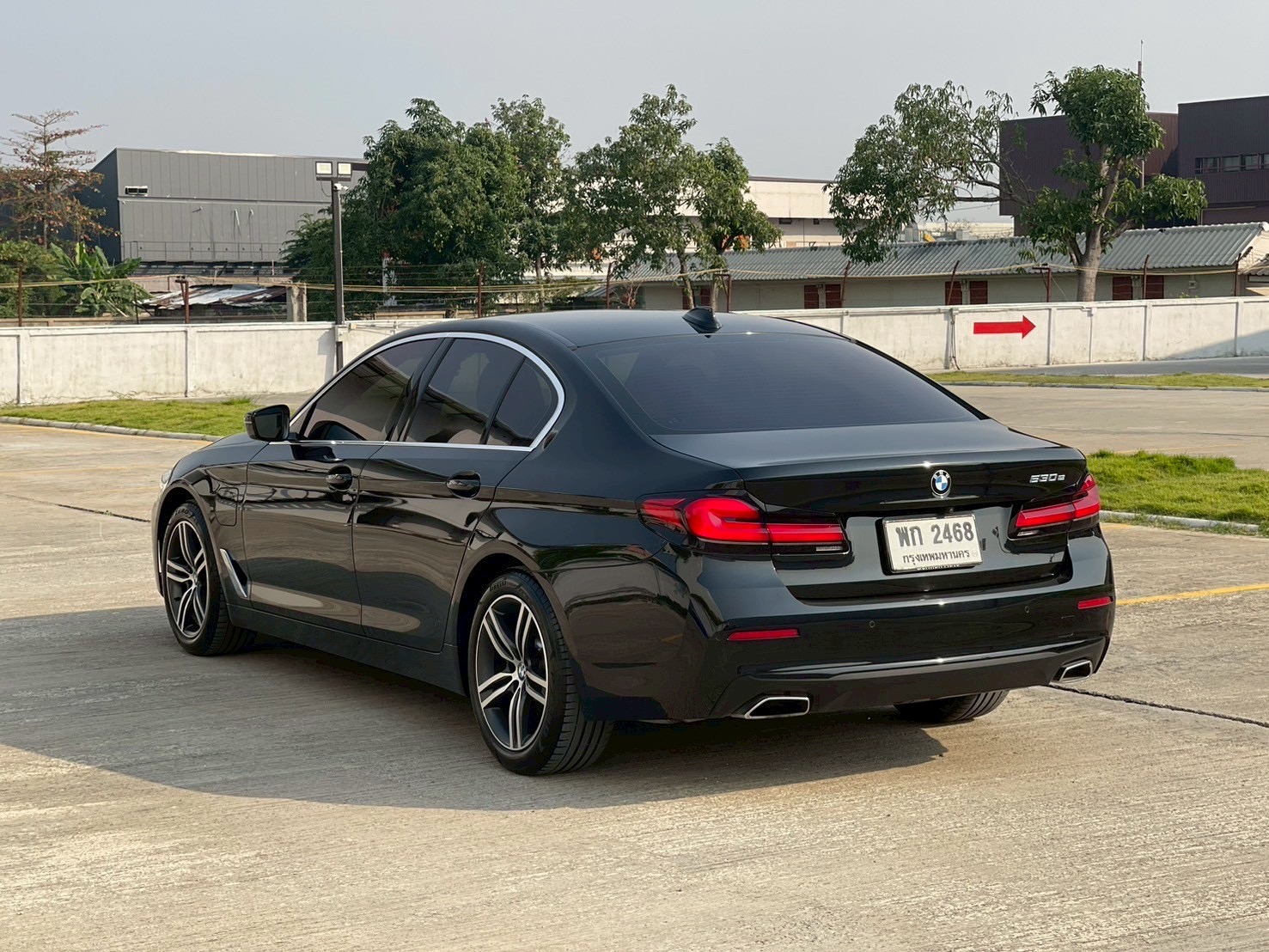 2021 BMW 530e Elite G30 LCI สีดำ (รูปที่ 12)