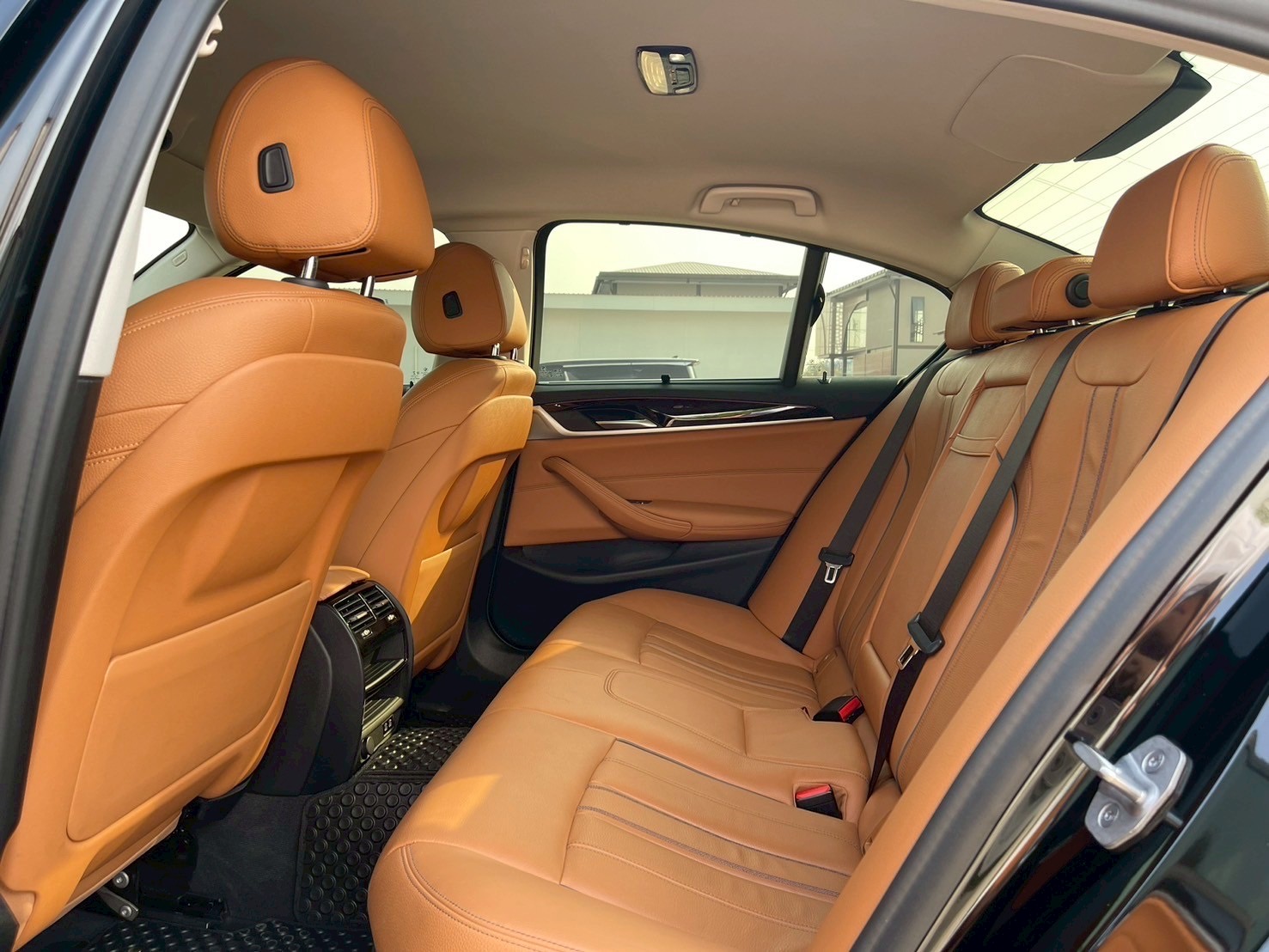 2021 BMW 530e Elite G30 LCI สีดำ (รูปที่ 13)