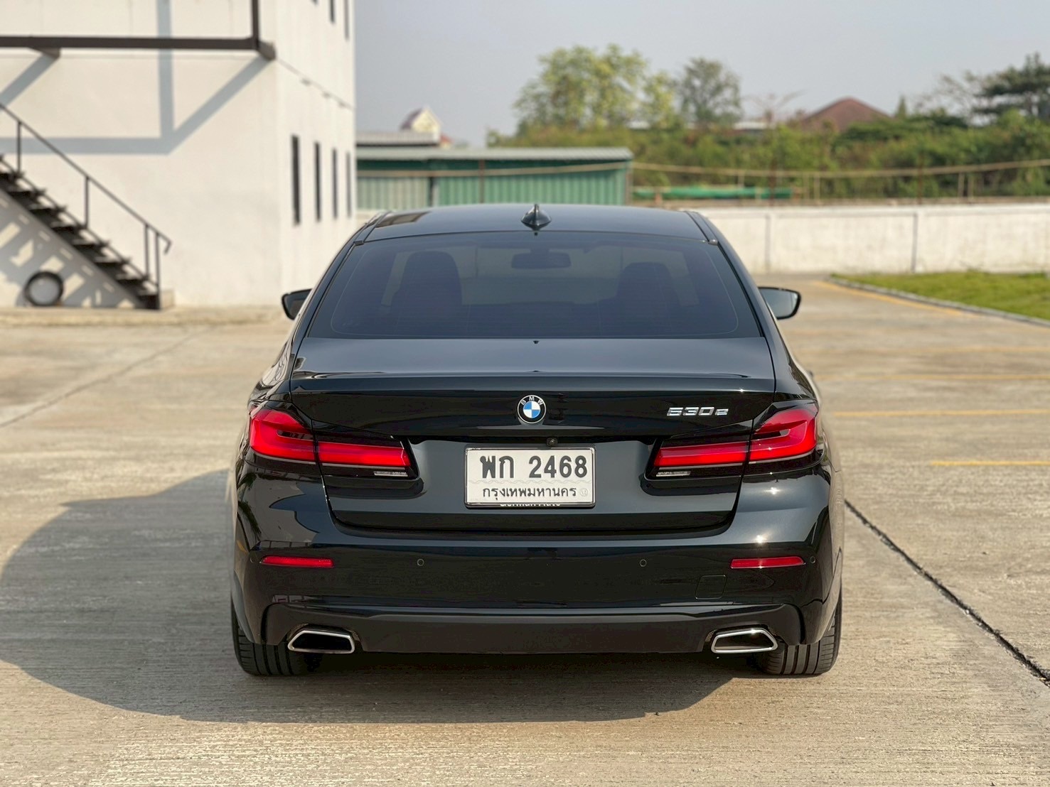 2021 BMW 530e Elite G30 LCI สีดำ (รูปที่ 8)