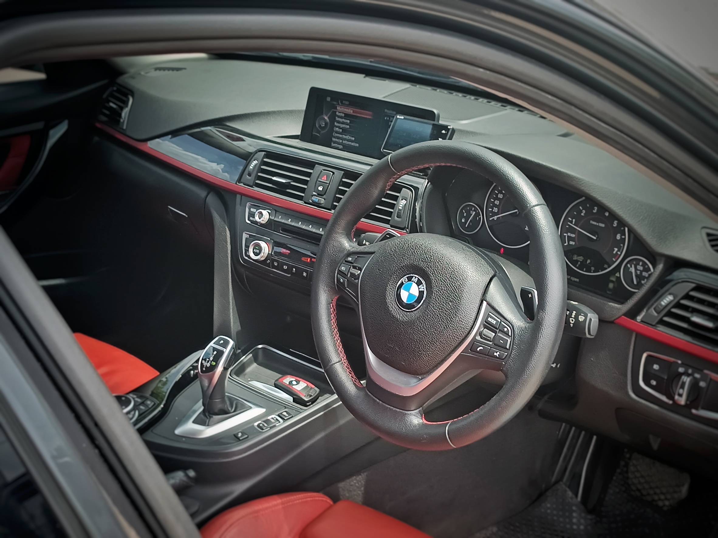 2015 BMW 320i Sport สีเทา (รูปที่ 2)