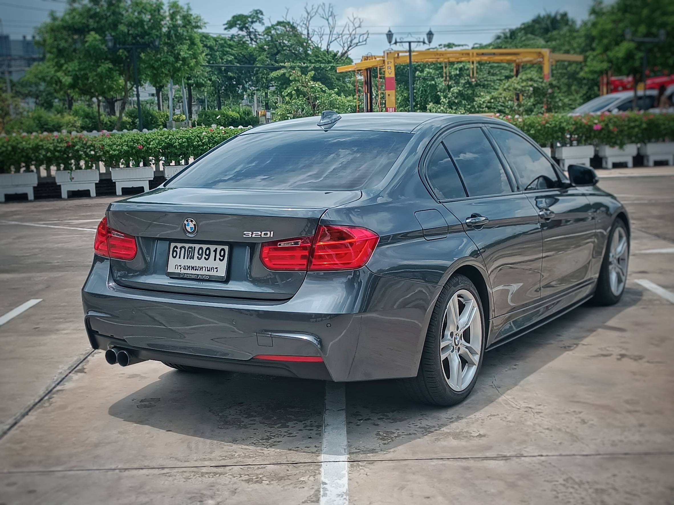 2015 BMW 320i Sport สีเทา (รูปที่ 5)