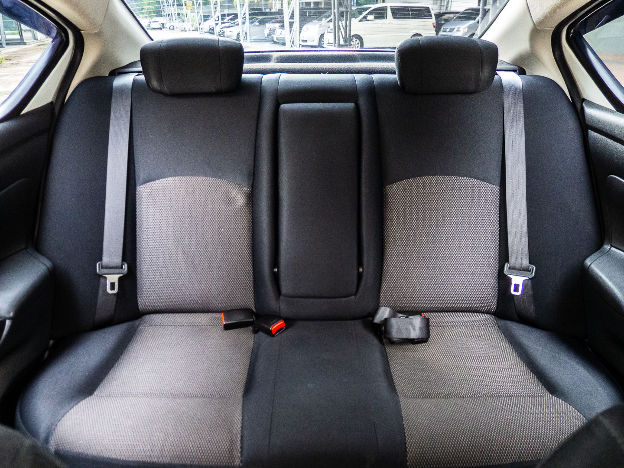 2014 Nissan Almera สีขาว (รูปที่ 12)