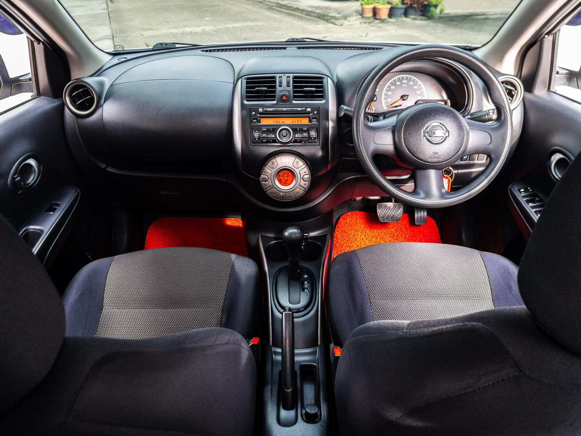 2014 Nissan Almera สีขาว (รูปที่ 10)