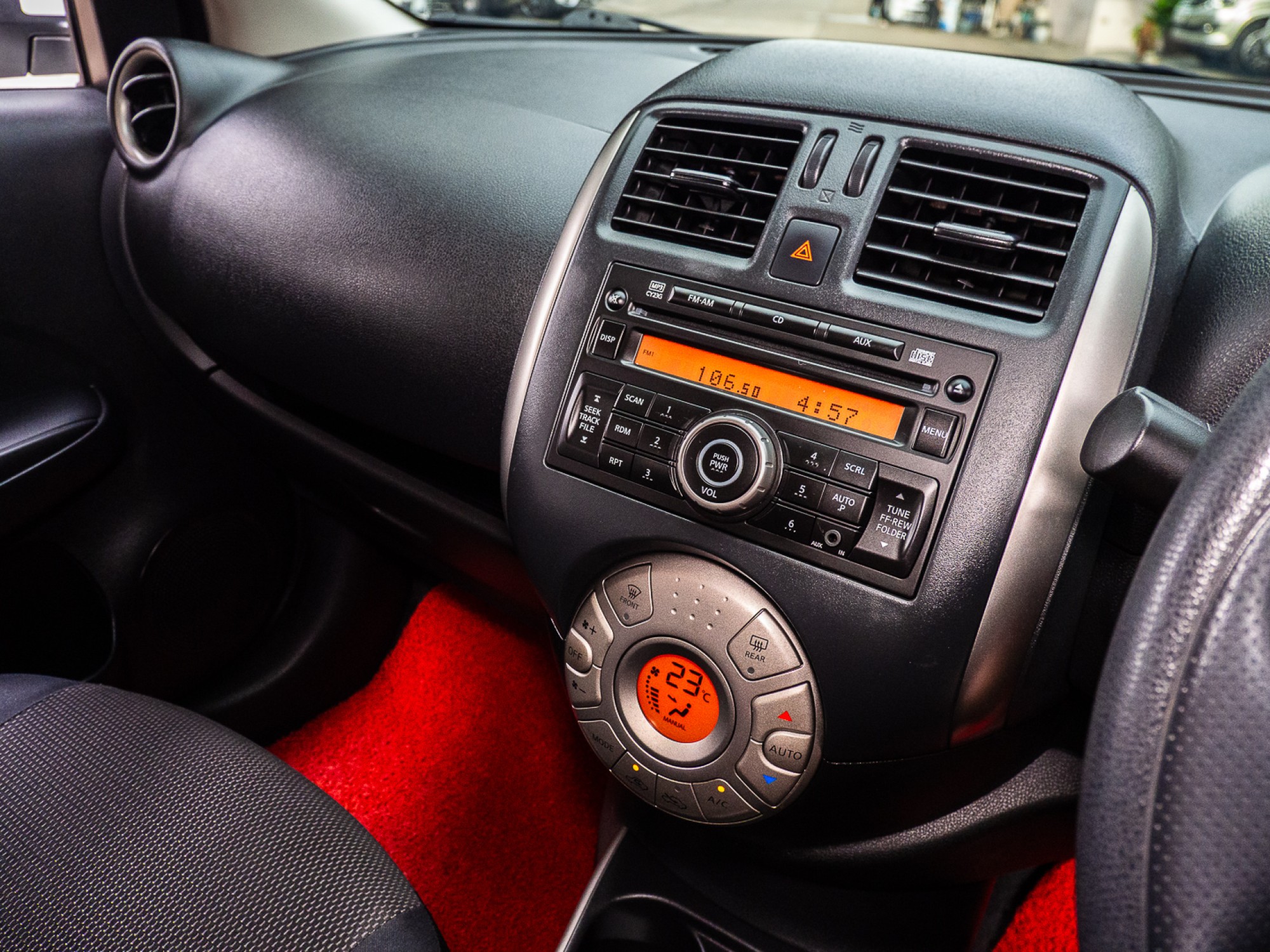 2014 Nissan Almera สีขาว (รูปที่ 13)