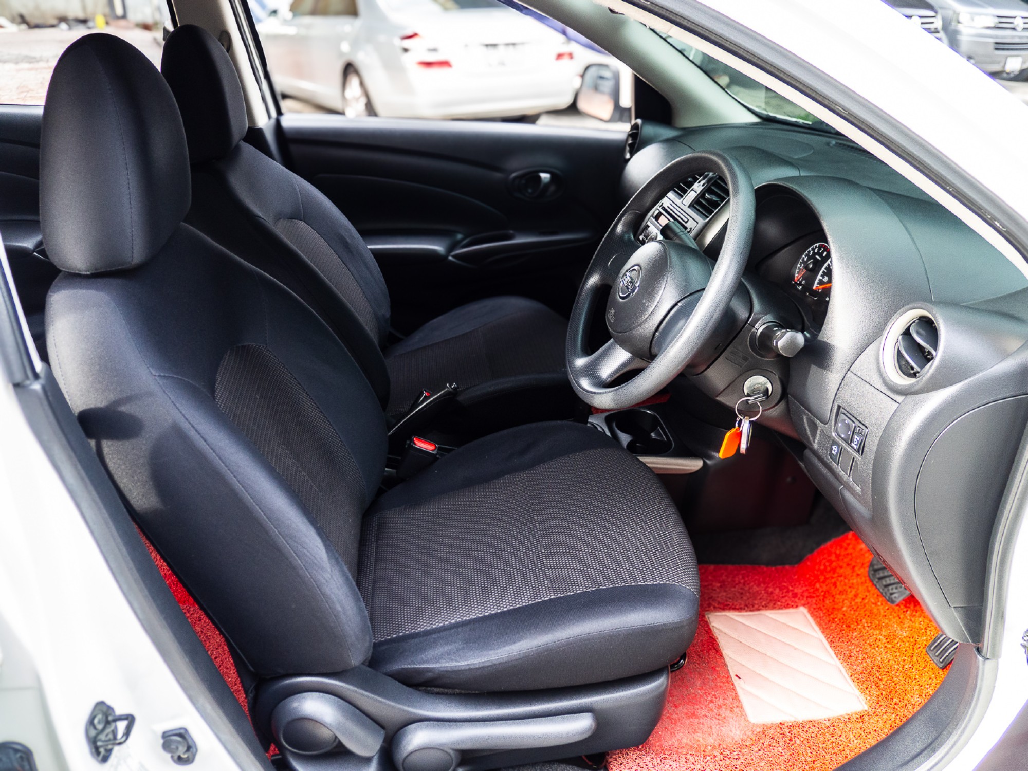 2014 Nissan Almera สีขาว (รูปที่ 8)