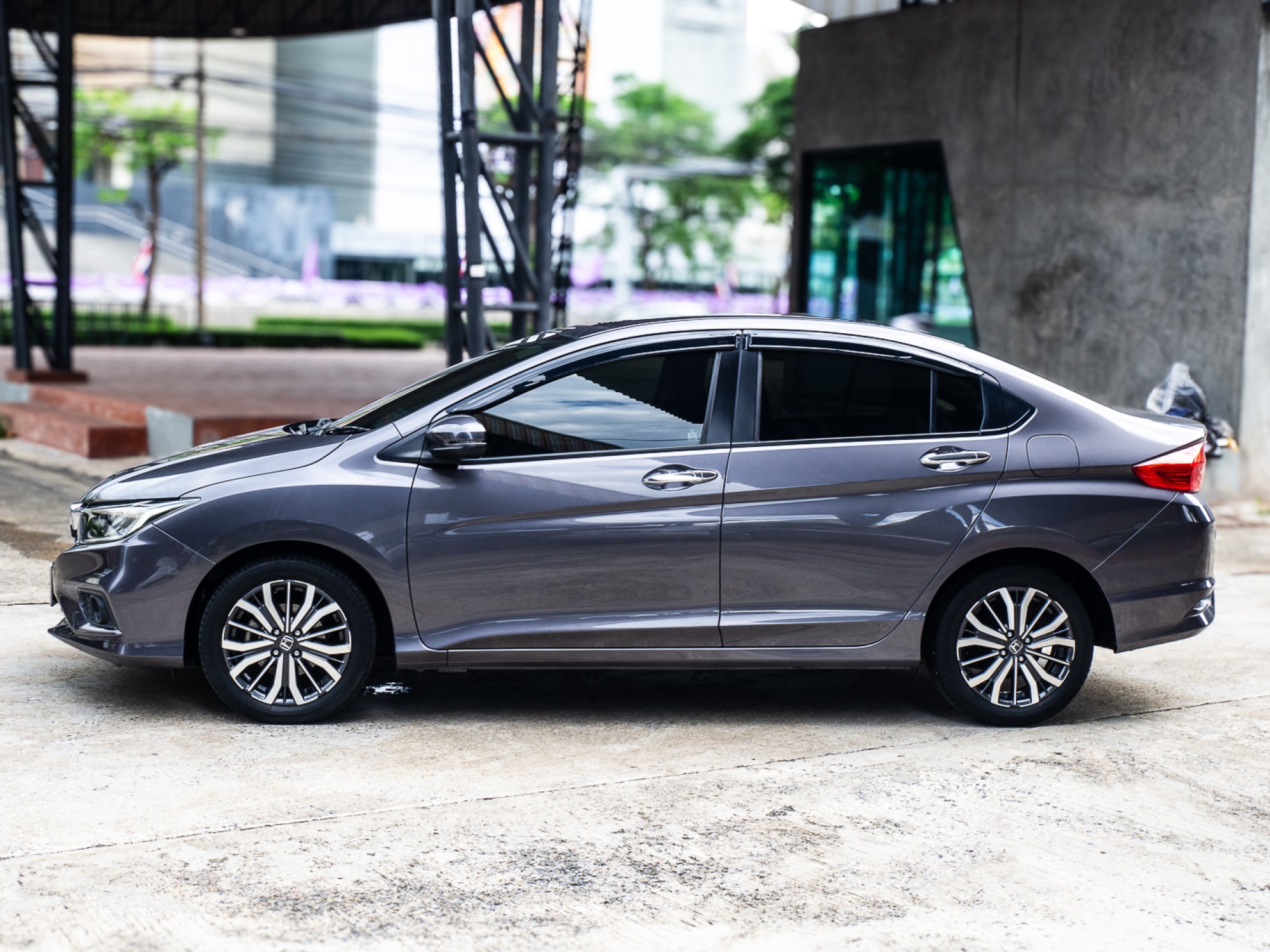 2018 Honda City สีเทา (รูปที่ 4)
