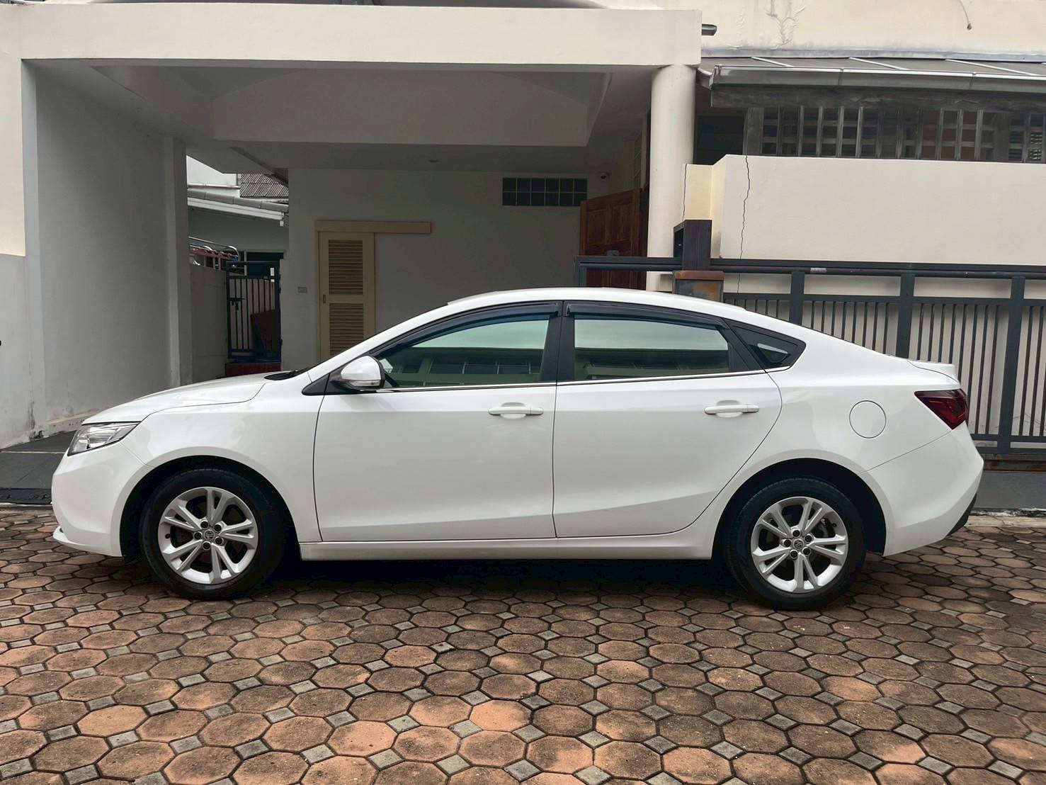 MG5 1.5 X TURBO ปี 2017 สีขาว รุ่นท๊อปสุด+ซันรูฟ มือ1 (รูปที่ 2)