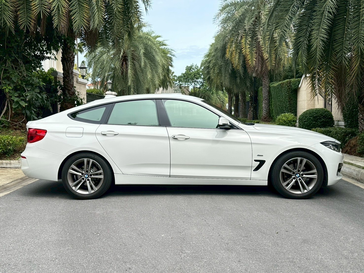 2017 BMW 3 Series F34 Gran Turismo 320d สีขาว (รูปที่ 9)