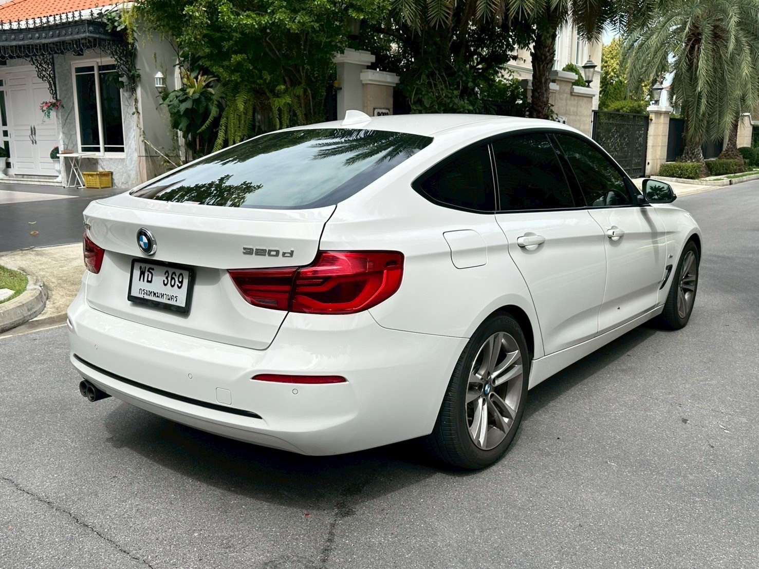 2017 BMW 3 Series F34 Gran Turismo 320d สีขาว (รูปที่ 3)