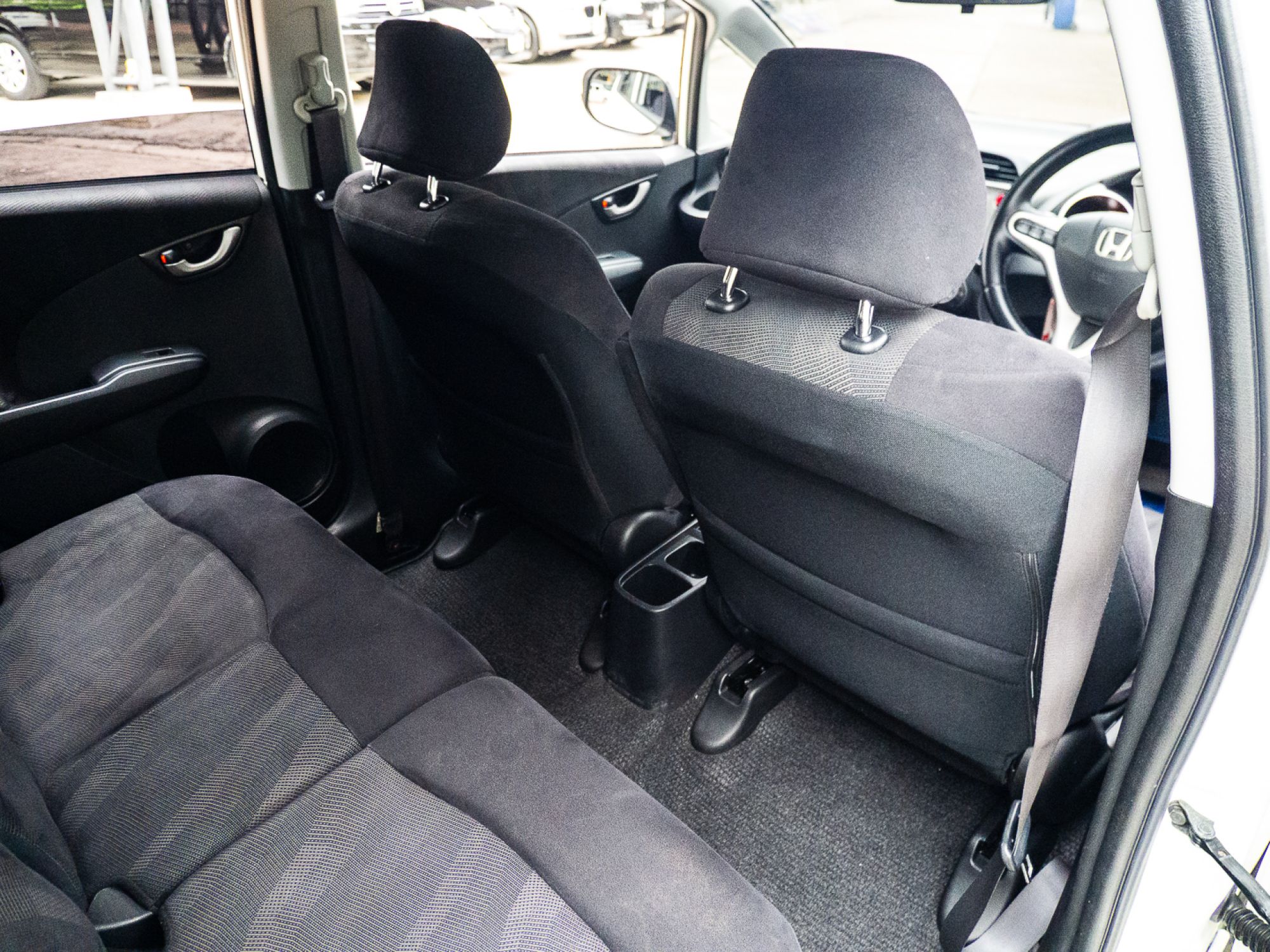 2008 Honda Jazz GE สีขาว (รูปที่ 8)
