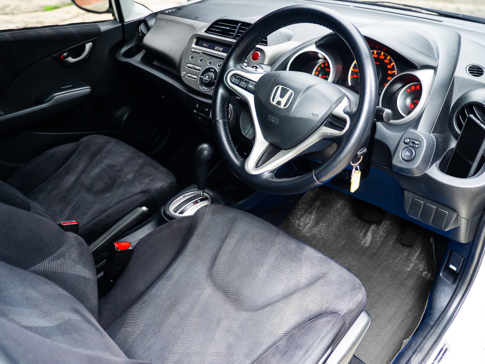 2008 Honda Jazz GE สีขาว (รูปที่ 18)