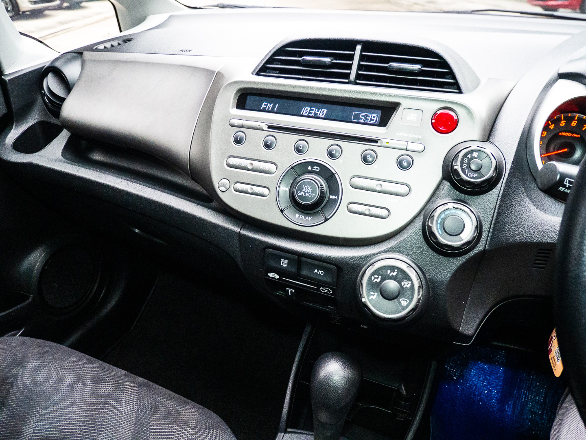 2008 Honda Jazz GE สีขาว (รูปที่ 15)